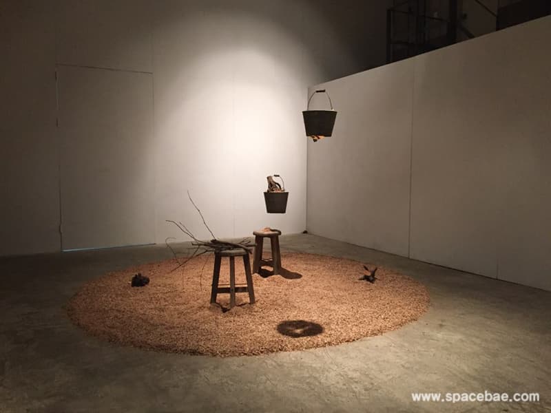 이한솔 ~를 위한 잔상_ 버려진 톱밥, 톱밥을 담은 양철, 절단된 나무_사운드, 가변설치_2016