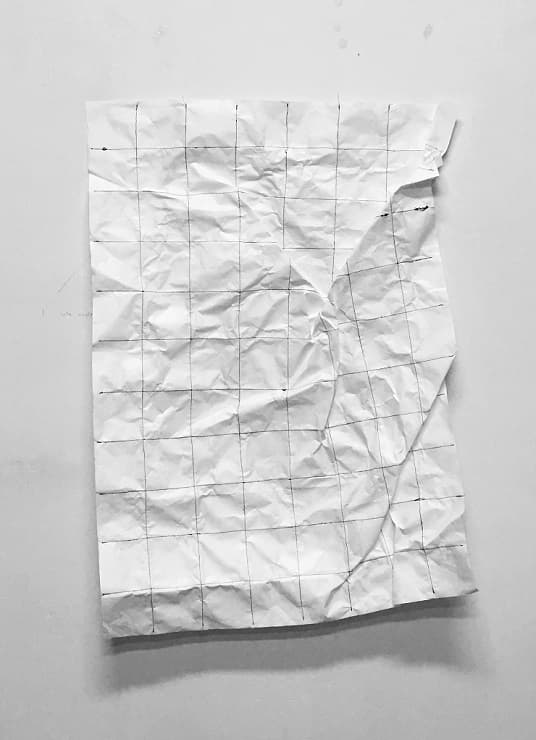 전우연, <주름진 벽>,  종이천, 실, 와이어, 110x75cm, 2018  ⓒ전우연