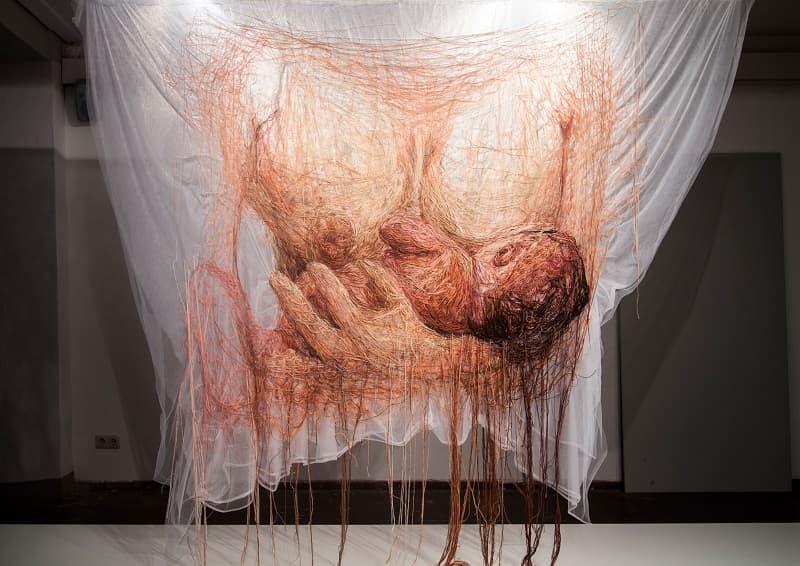 전미현, <Untitled_Fadenmadonna>, 천 위에 실, 240 X 200 cm, 2014