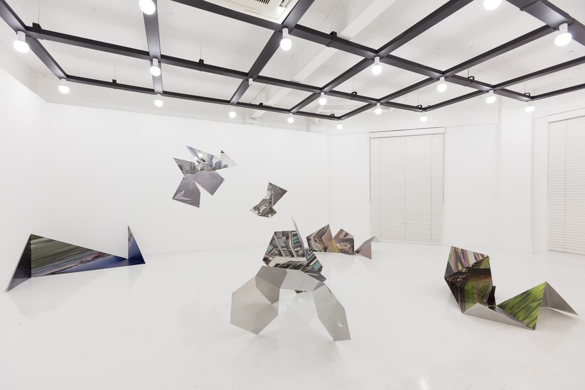 펼치고 접기 Unfold and fold, 가변설치, stainless steel, uv print, 2019
