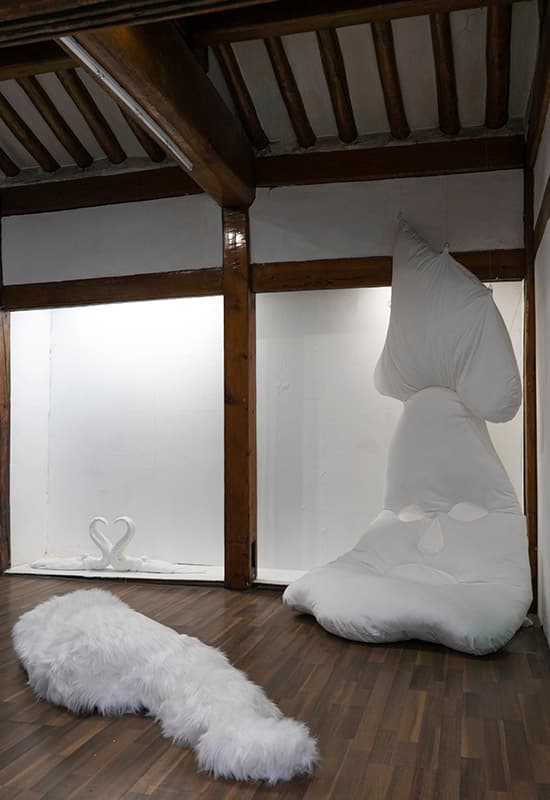 (전면)밤의 해변에서 혼자_석고, 인조털, 183x55x33cm, 2021 / (후면)함진아비_면, 솜, 110x190x15cm, 2021