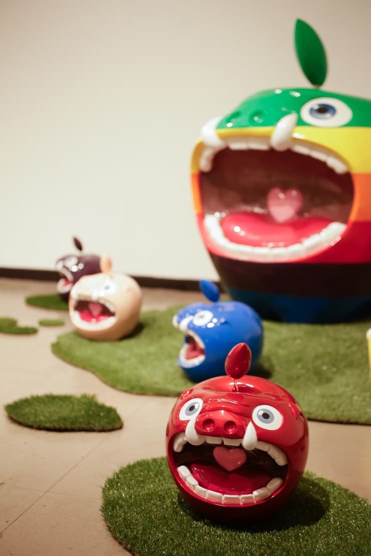 김범준 I PIG 2012 FRP 위에 우레탄 도장 작은작품 33 x 20 x 25cm 큰작품  120x 120x 150cm