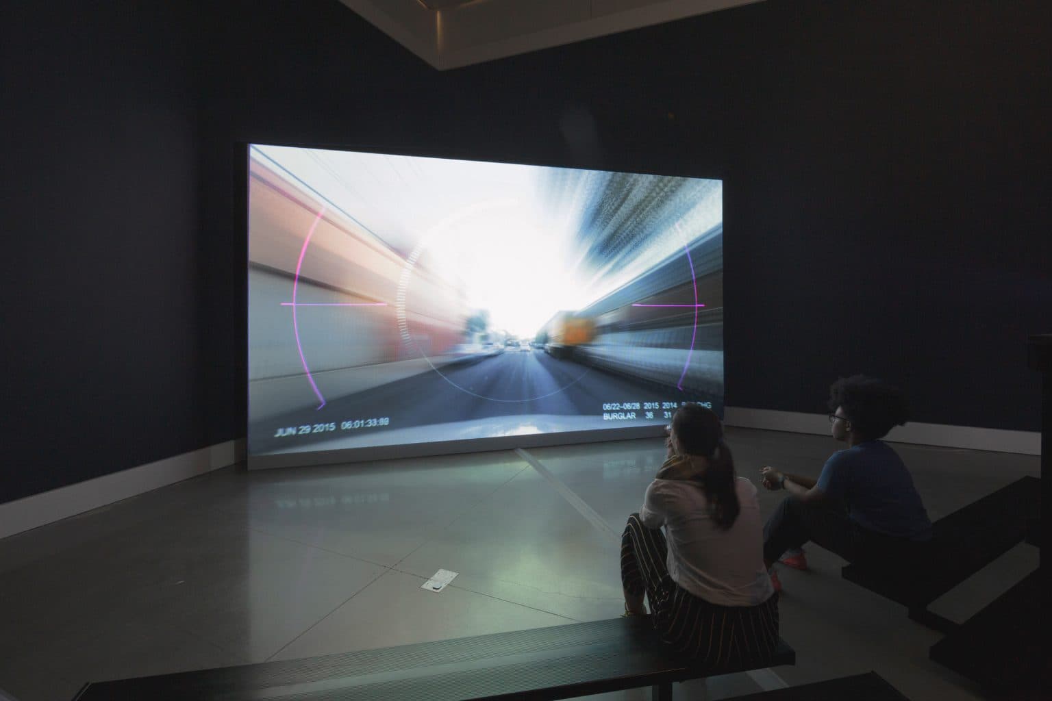 아메리칸 아티스트, ⟨2015⟩, ⟨무제⟩ 2019, 단채널 비디오 21분 56초, 알루미늄, 벨벳커튼 설치조각