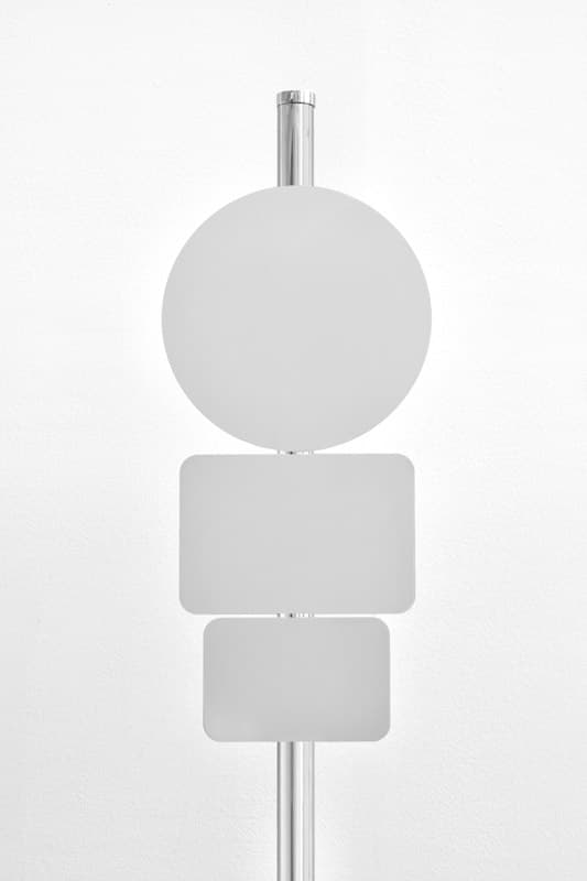엘름그린 & 드라그셋, <Adaptation, Fig. 7>, 2018, Stainless steel (feet in PVC), 270 x 45 x 40 cm Courtesy of the artists and Kukje Gallery 사진: Elmar Vestner