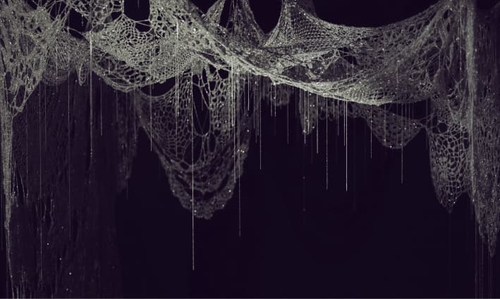 허은경, untitled, 2018, necklace chains, 450 x 230 x 150 cm