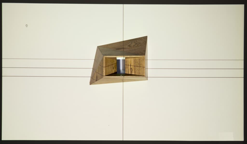 [네모난틀을 벗어난다고 틀을 벗어나는걸까] [Is breaking out really breaking out], 90x160x22cm, 적참나무 아이패드 영상프로젝션, 2015