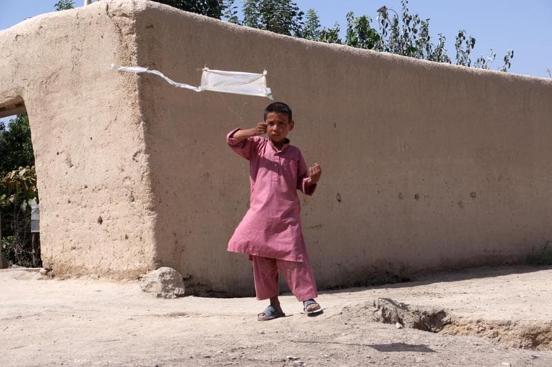 Francis Alÿs. Children's Game #10 Papalote Balkh, Afghanistan, 2011 Video, 4:13 min, Courtesy of the artist & Jan Mot, Brussels & PKM Gallery, Seoul.