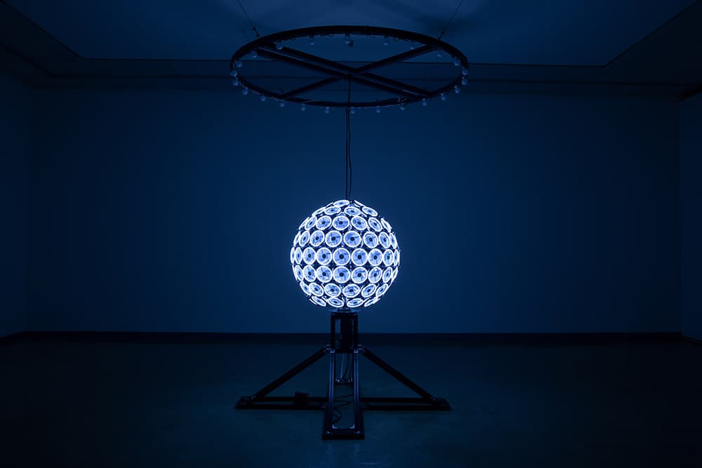 이지훈_Paralysis_ Led fan, Ac motor, Smps, Led light, Mixed media_200 × 180 × 180cm_가변설치_2020