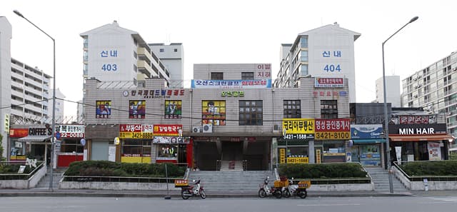 박정원, 4단지 상가, 59×127(Cm), C-print, 2011