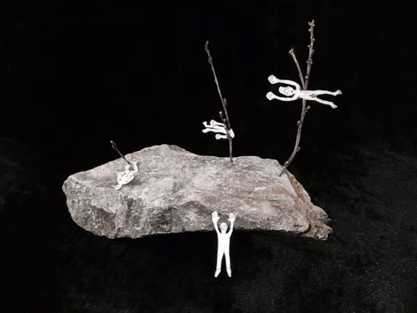 민경준, <젊은 우리 싫어>, 돌,나뭇가지,한지, 37X30X29cm, 2017