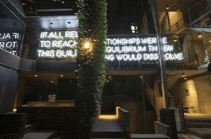 텍스트가 조각난 곳 Where Text is Broken by a Building... 2