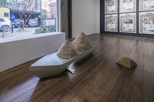 차슬아, 바지선, 2017, 포멕스, 모래, 스티로폼, 박스, 우레탄, 페인트, 스프레이, 비디오(2분 49초), 가변크기