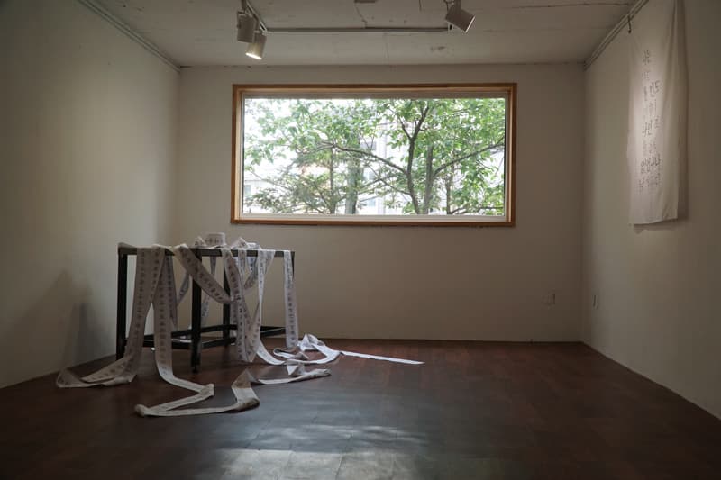 박슬기, 나는(너는)언제나(한 번도)날 홀로(나인 적)남겨둔다(없었구나), 가변설치, 리넨에 자수, 2018