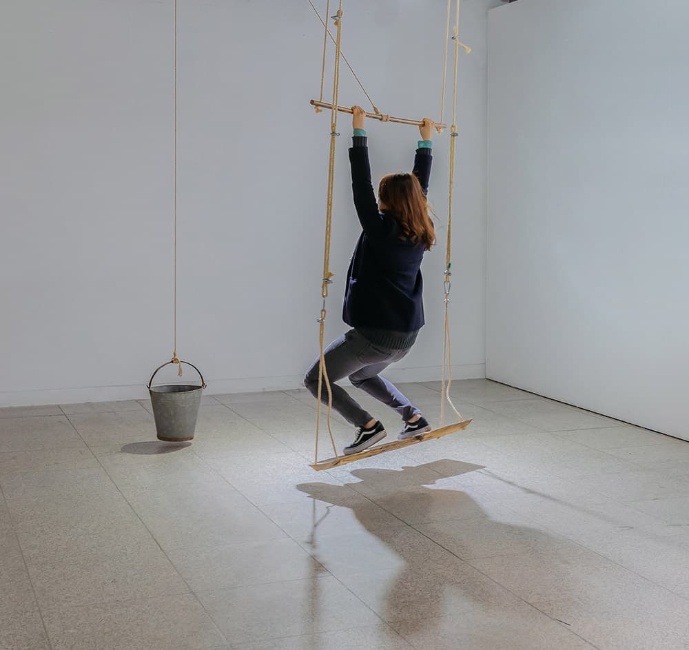 <Start to Pull My Own Weight!>  나무, 로프, 양동이, 도르래, 120 x 300cm, 2017-2019