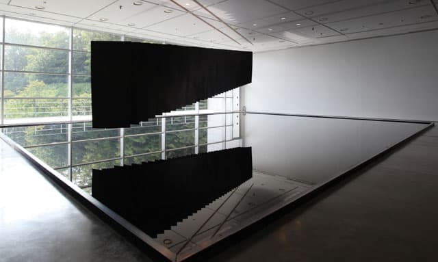 김호득, 흔들림-문득, 공간을그리다Ⅰ_2015 Hanji, Korean Ink in Waterfool_Installation