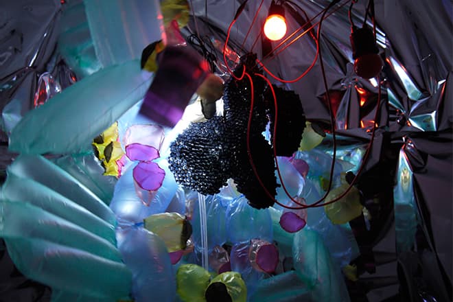 이병찬_Urban Creature-mirror_세부_2014_에어모터,LED,비닐봉지_가변설치