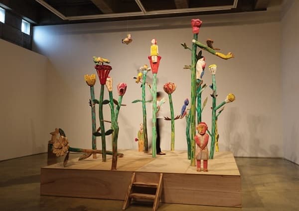 꽃밭에 놀다_3.62×3.62×3.6m_나무에 채색_2015.