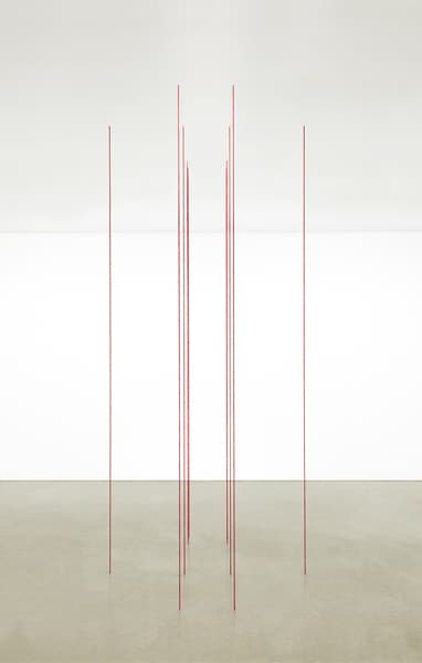 프레드 샌드백 Untitled (Sculptural Study, Ten-part Vertical Construction) 1993/2019 아크릴 적실 상황 특정적: 공간에 따른 가변크기