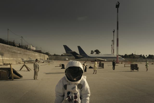 존 아캄프라: 공항 1