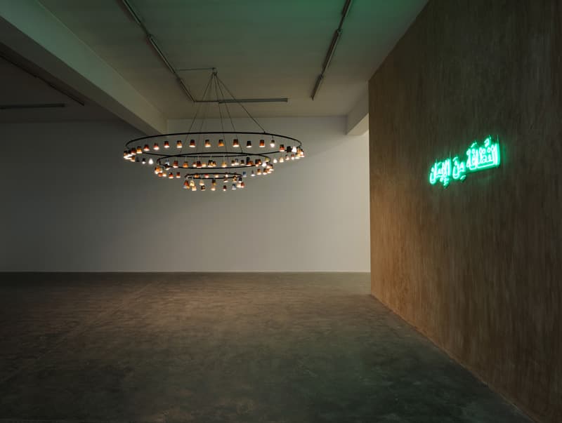 Mounira Al Solh, <믿음으로부터 비롯된 청결>, 2019, 메탈, 와이어, 종이컵, 플라스틱컵, 전구 (샹들리에), 네온설치, Courtesy of the artist and Sfeir-Semler Gallery Beirut / Hamburg