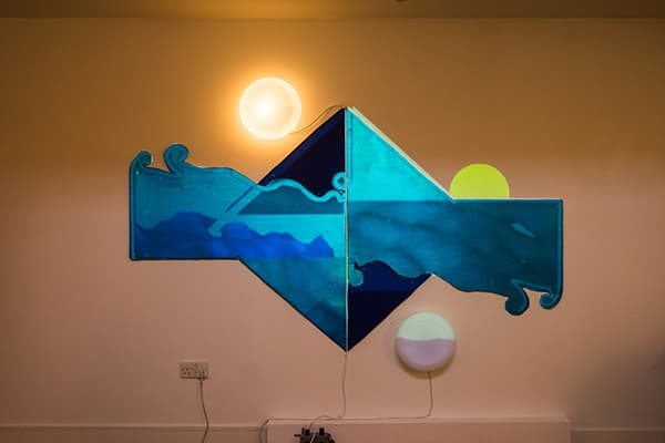 김진주, Investigation on Two spheres and Waves(3), Video projection on painted cardboards, two lights, 2014