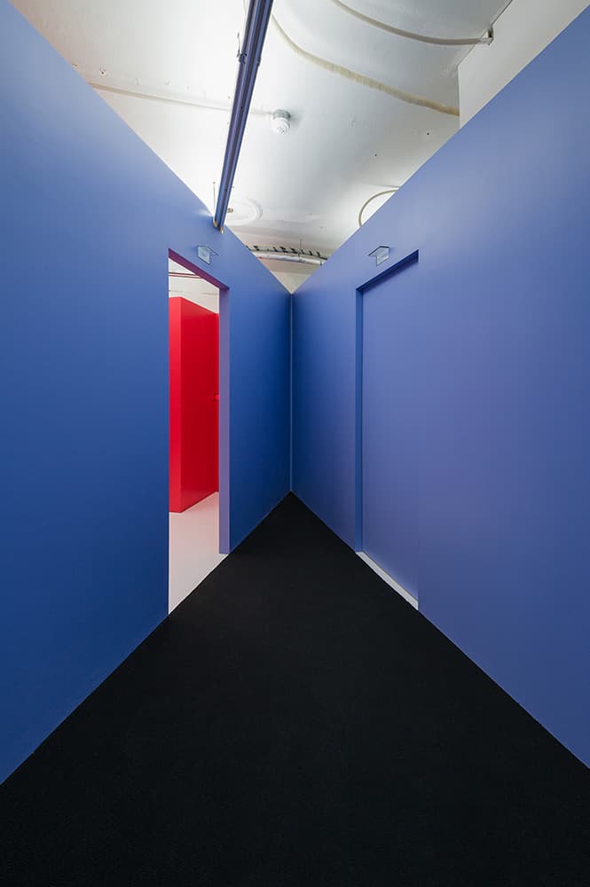 윤충근, 모서리 복도, 목재 구조물 설치, 243 x 256 x 459 cm