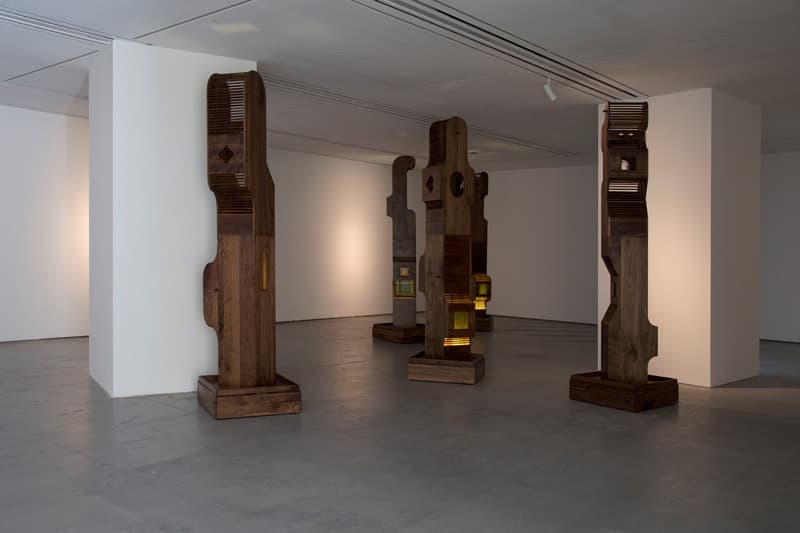 홍범, 기억들의 광장, 2017, 호두나무, LED, 초음파센서를 이용한 구동장치, 320x80x80cm(each)