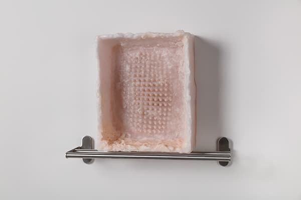 이민경, Porous tenderness 파라핀왁스, 실리콘 고무, 철제 수건걸이 28(w)x 12(d)x34(h)cm 2018