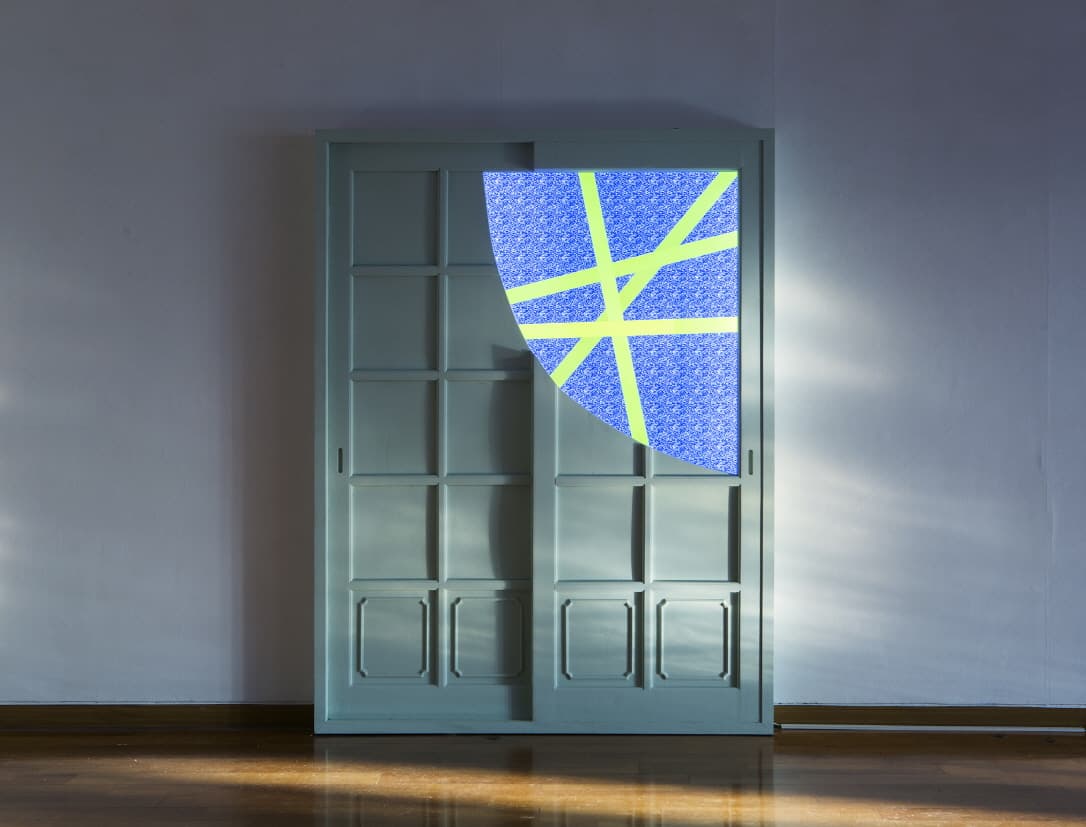 김윤경, Viruscape_Suture No.1  라이트패널, 헌 문짝  151x197.5x11.5cm  2018