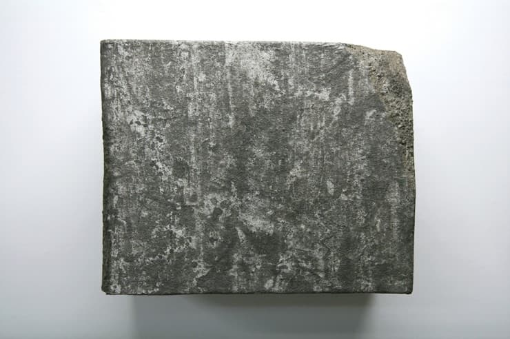 무제, 2016. 스티로폼, 톱밥, 종이, 먹물, 45 x 25 x 36cm