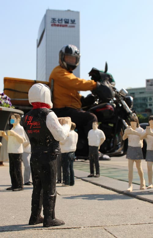 라선영, 퀵아저씨,나무에 채색,27cm(h),2014