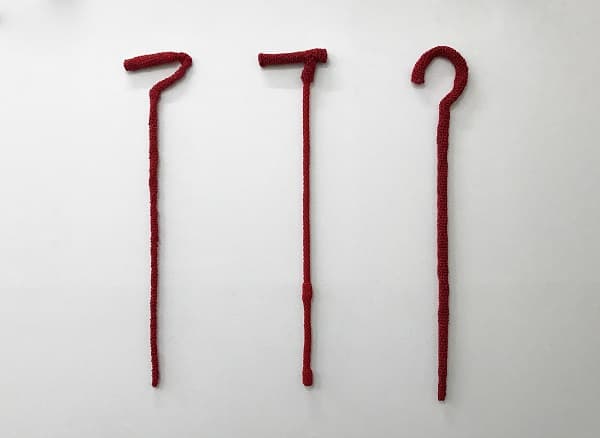 <짚앙이>/ 실(혼합)/ 각 18x90x3cm/ 2017