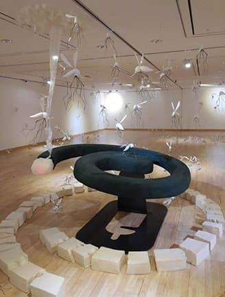 노동식, 애애애앵~, 2013, 혼합재료, 가변크기