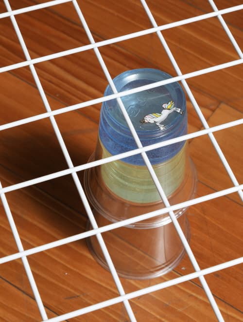 현정윤,내가 너의 곁에 살았다는 걸 (Detail) 철망, 에폭시, 플라스틱 컵, 레진, 펜던트, 인조식물, 연질우레탄, 철, 시바툴, 체인, 천 위에 프린트, 지푸라기, 유토, 스티로폼본드, 수채물감, 아크릴, 석고, 껌 가변설치 (Dimension variable)