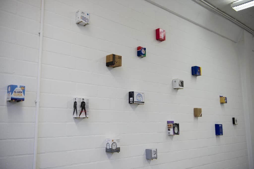 정재희, Time Construction 시간구조,포장박스,안의 알람시계,가변크기,2013 (revised in 2016)