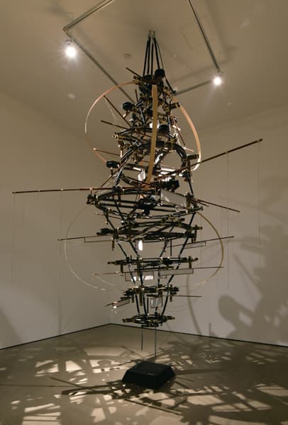 양정욱, 우리는 누가 먼저랄 것도 없이, 2016, 나무, 모터, 철, 실, 500 x 150 x 150cm