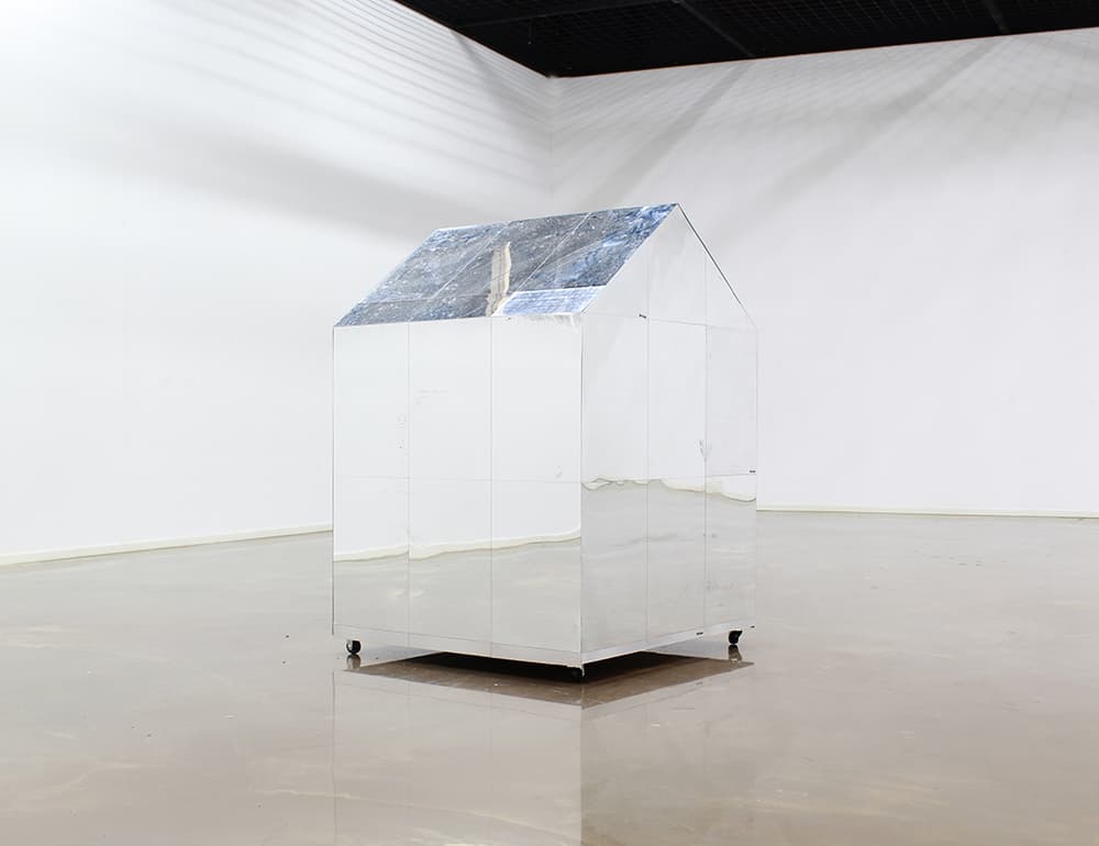 고동환, 특정한 장소의 불특정한정체 (The Unspecific Identity of Specific Space), 80x80x120cm, Arcylic Mirror on Wood Panel, 2020