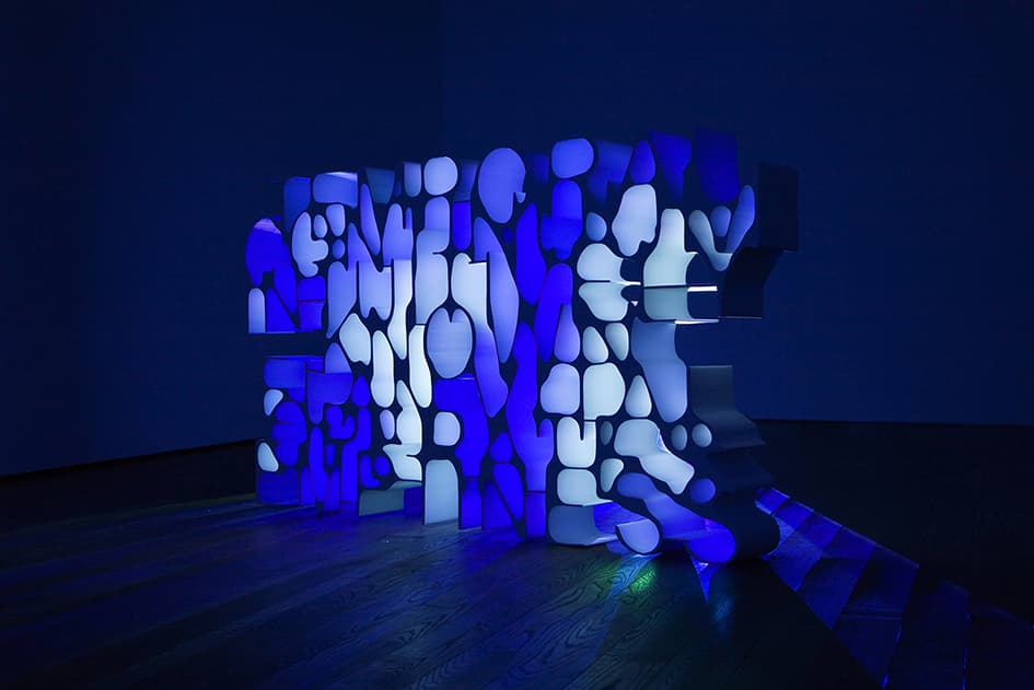 김신일-Temporal Continuum Intuitively Known Elan vital Operates Emptiness Hand-cut epoxy, polystyrene, video projector, DVD player, 114x205x20.5cm, 2010