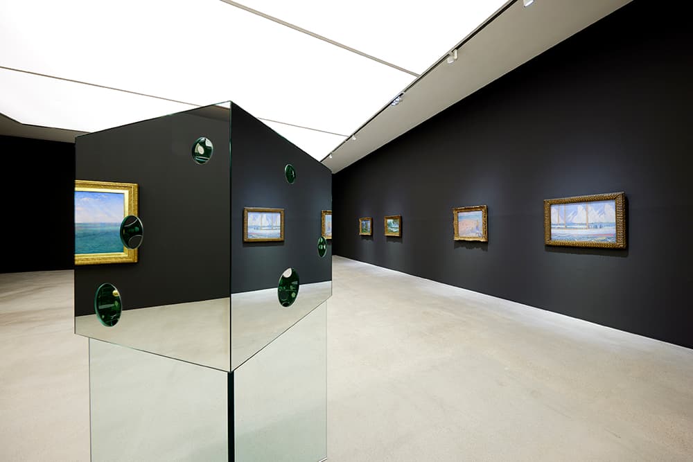 야요이 쿠사마, 지나가는 겨울, 2005년, 거울과 유리, 180x80.5x80.5cm. 테이트미술관 소장. 아시아태평양작품구입위원회 기금으로 2008년 구입. T12821(왼)