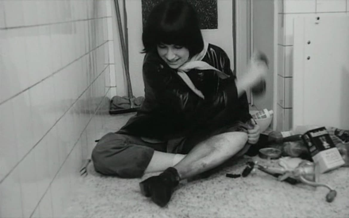 내 마을을 날려 버려 Saute ma ville / Blow Up My Town, 샹탈 아커만, 1968, 13min 