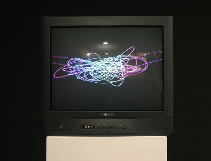 백남준, <참여 TV>, 1963(1998), 회로 조작 CRT TV 모니터 1대, 신호 발생기 1대, 온도 조절기 1대, 앰프 2대, 마이크 2개, 가변 크기