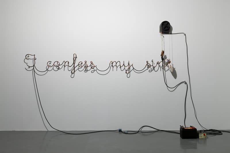 장지아, 나의 죄를 고백합니다 전선, 도르래, 차 배터리, 조명 350×40×250cm, 2011