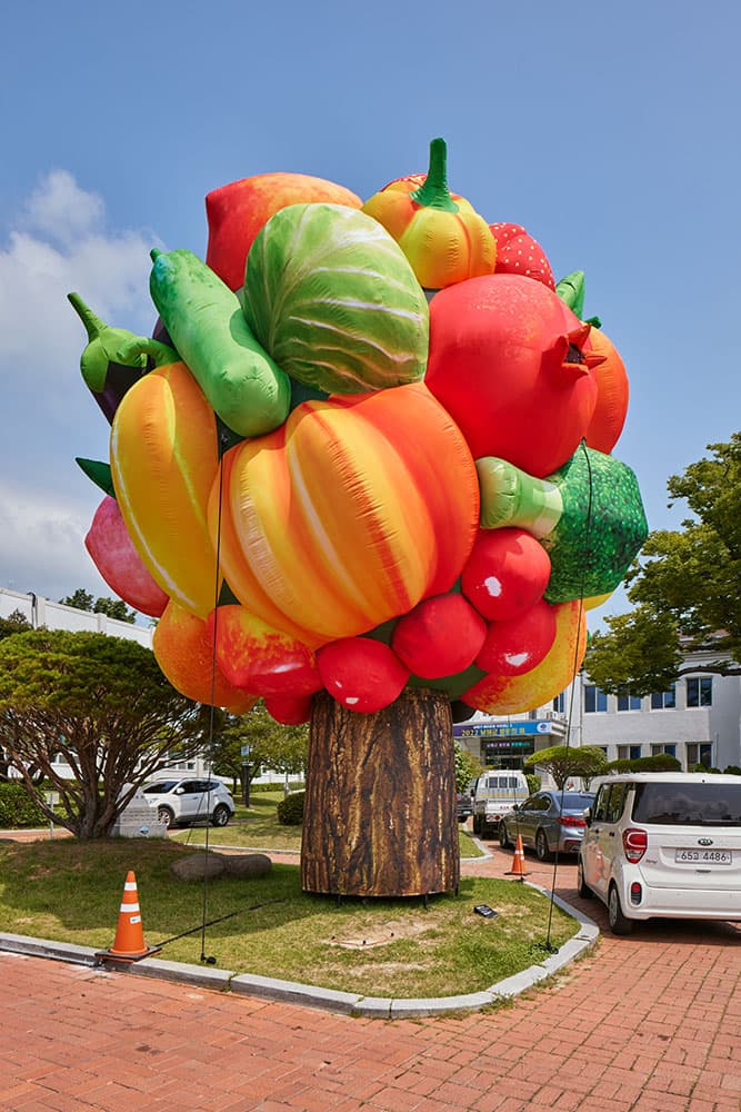 최정화, 과일나무Fruit tree, 700x525x525cm, 혼합재료, 2021.