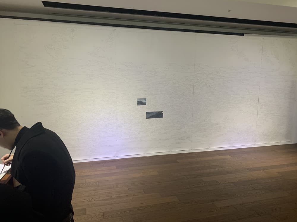 안규철 [그들이 떠난 곳에서-바다] 546×216cm 종이에 연필 2019 ※관객참여