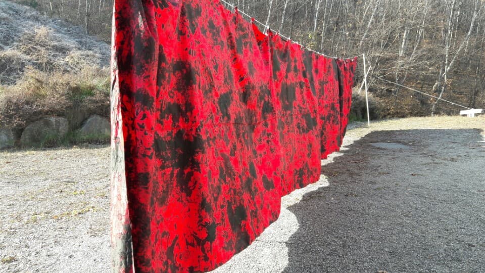 강영순, 그늘진 꽃밭에 들어서면_ pigment & acrylic painting, silkscreening, embroidering on cloth_ 220×1680cm