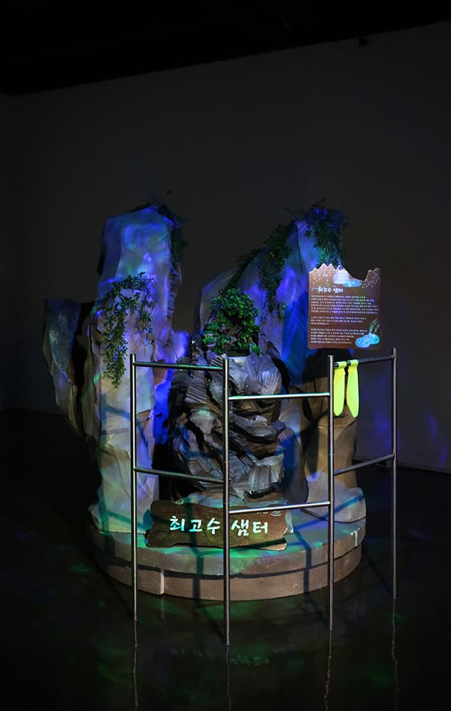 최고수 자연 성전 서울 샘터. 스티로폼, 쇠, led 라이트, 플라스틱 식물, 모터. 가변크기. 2021