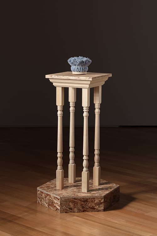 박지혜, blind, 2019 합판, 스티로폼, 레진, 마포걸레 Variable dimensions