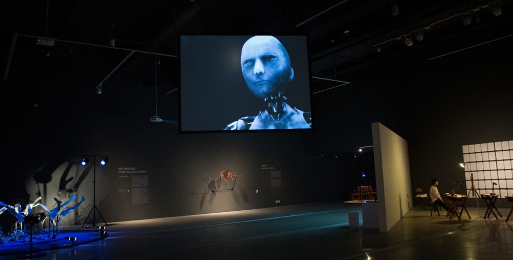 비르길 비트리히,Make Real,2010,영상(6분),가변크기