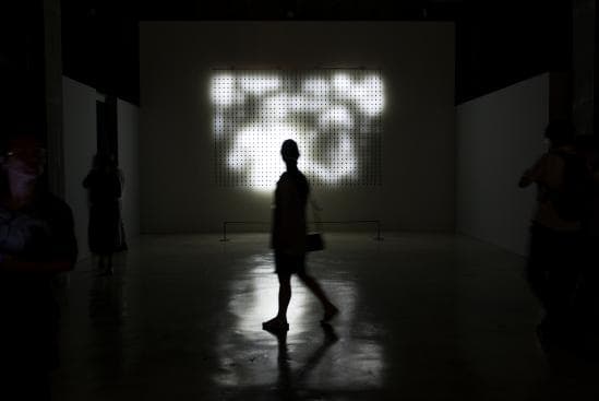 홈 무비_2008 Installation video, electronic, 1040 LEDs_305x213x18cm	 Jim Campbell