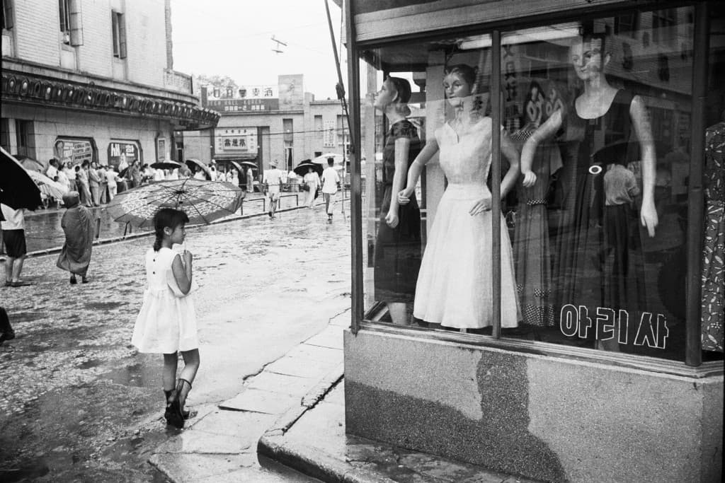 서울, 명동 Meongdong, Seoul 9×13 inch Toned Gelatin Silver Print 1958
